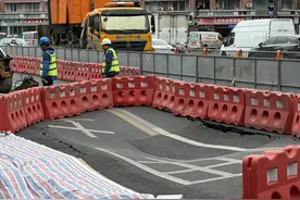 成都一环路东三段一处路面塌陷 施工人员正在抢修图片
