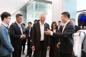 新加坡国务资政李显龙走进智元机器人 体验具身智能新成果图片