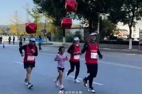 女童父亲承认蹭跑马拉松违规，组委会：就孩子如何进入赛道展开调查图片