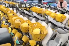 成都多名出租司机围堵共享电单车图片