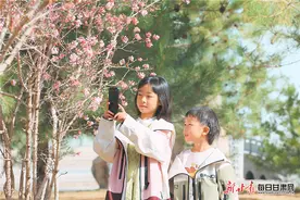 【图片新闻】小朋友在嘉峪关市东湖生态景区赏花拍照，乐享春日美好时光图片