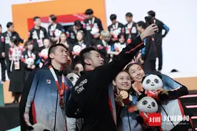 捧杯瞬间！中国队2024混团世界杯夺冠｜图集图片