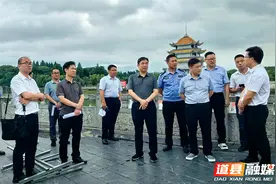 道县：李天明现场调度龙舟（龙船）赛筹备工作图片