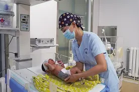 临夏州：日间光疗病房贴心守护“小黄人”健康图片