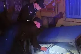 【暖心警事】男子醉酒“酣睡” 街头  孝义公安助其“返归途”图片