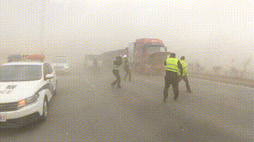 新疆多地遭遇极端风沙天气 多名被困人员得到救助图片