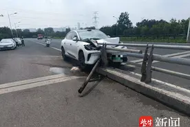太危险了！司机开车“发呆”车辆撞护栏，铁柱子贯穿车身——图片