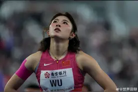冲上热搜！吴艳妮新造型亮相比赛图片
