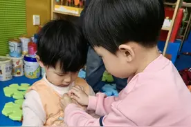 东港区秦楼街道小太阳幼儿园开展“学雷锋”活动图片