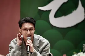 ​张艺兴的正面与侧面图片