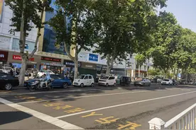 民呼必应·回音壁｜​主干道路边随意停车？城管部门：将加大巡查力度图片