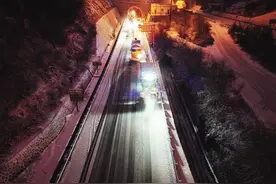 以雪为令 闻雪而动：多部门开展除雪作业确保公路铁路安全畅通图片