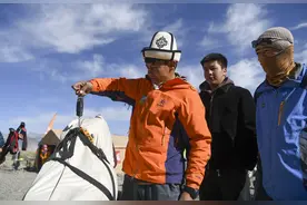 （体育·图片故事）一座山，两代人——新疆牧民结缘国际登山(2)图片