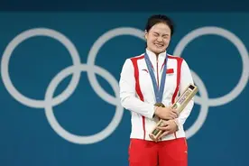 “我以为我会哭，但我没有”——举重赛场爱笑的冠军和流泪的老将图片
