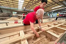 广东佛山年近九旬“造龙师”：守信家风擦亮龙舟“金字招牌”图片