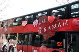 合肥一对新人乘坐520路双层“幸福巴士”向着幸福出发图片