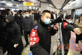 【步伐·新春走基层系列报道之一直在路上】西安地铁最忙站务员：人海中的“水手”图片
