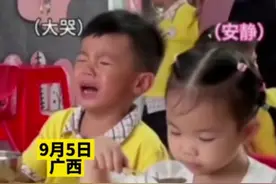 幼儿园开学第一天，果然人的悲欢并不相通。老师：一张桌子，两个世界图片