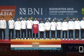 夺冠！队友带着他的球衣领奖！瞬间泪目……图片