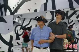 上海市民穿越时空沉浸式探秘“巴黎圣母院”图片