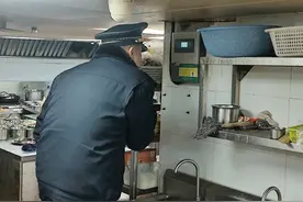 从市容卫士到安全守护者，普陀城管用专业与温度保障商户燃气安全图片