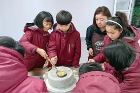 沈抚育才实验学校：劳动课“期末考试”用亲手种的大豆做豆腐图片