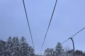 中国游客日本滑雪遇意外引发“粉雪”关注：它有哪些“致命诱惑？| 封面深镜图片