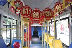 坐着公交去迎亲，环保又时尚！低碳接亲成年轻人结婚新风尚图片