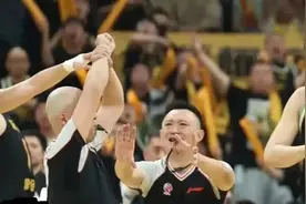 名场面！闫军在周琦肘击后表情狰狞叼着哨子高举双手阻拦郭楠判罚图片
