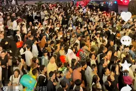 五一广场都堵人了！长沙国庆人流量堪比春运？难道挤一挤就不冷了图片