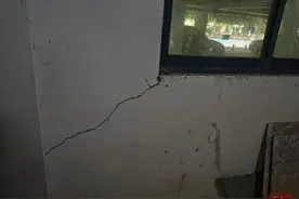 小区旁修停车场，引发墙体裂缝？图片