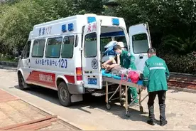 冷水滩：志愿者热心相助伤员 传递社会正能量图片
