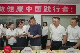中百集团蹭上胖东来流量图片