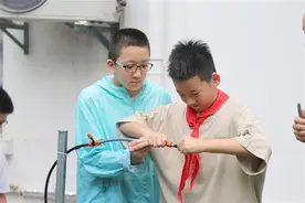 这所小学的菜园装上了定时自动喷灌系统图片