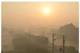 印度火车司机下车忘拉手刹，火车“无人驾驶”狂奔70公里图片
