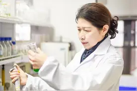 不惧高龄创业，反复试验成就事业，她立志要用生物酶为湖泊控藻去毒图片