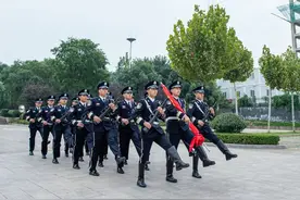 上班第一天！枣庄市公安局举行升国旗仪式图片