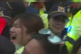 韩国民众街头抗议日本核污水排海，有示威者痛哭，与执法人员推搡了， 有示威者喊着口号，高举“保护太平洋”。图片