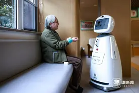 看病聊天全搞定 大模型养老机器人在杭州西湖区上岗图片