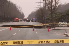 韩国首尔一路口地面塌陷 造成1死1伤图片