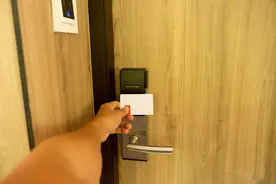 “女子称住酒店被开门”背后：阻门器热销，从业者分析房卡管理三大漏洞图片