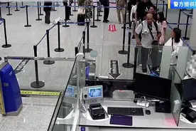 萌娃在护照上盖了个“哆啦A梦”！老妈被出入境边防检查站民警拦下……图片