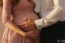 背刺孕妇？准爸爸注册母婴APP后频收涉黄短信图片