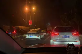 新能源车主自驾海南抢不到票回重庆：只好把老爸的油车“抢”了图片