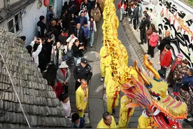 成都元通古镇再现“清明上河图”，271岁“汇江老龙”与开心麻花团队齐聚图片