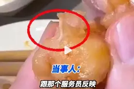 虾滑中吃出蛆虫，烤鱼里出现蛆虫，红米肠里藏有蛆虫……食品安全底线一定要守住！图片