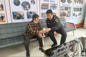 嘉祥特警警务站暖心救助一名走失老人图片