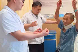 孤寡老人颈脊髓损伤获精心治疗，村支书送锦旗向医护人员表谢意图片