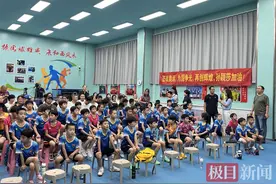 孙颖莎母校师生齐聚看混双决赛直播：相信“莎头”的实力！图片