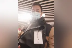 “我在XX站下车”，地铁里通勤族自制提示牌给等座者暖心提示图片